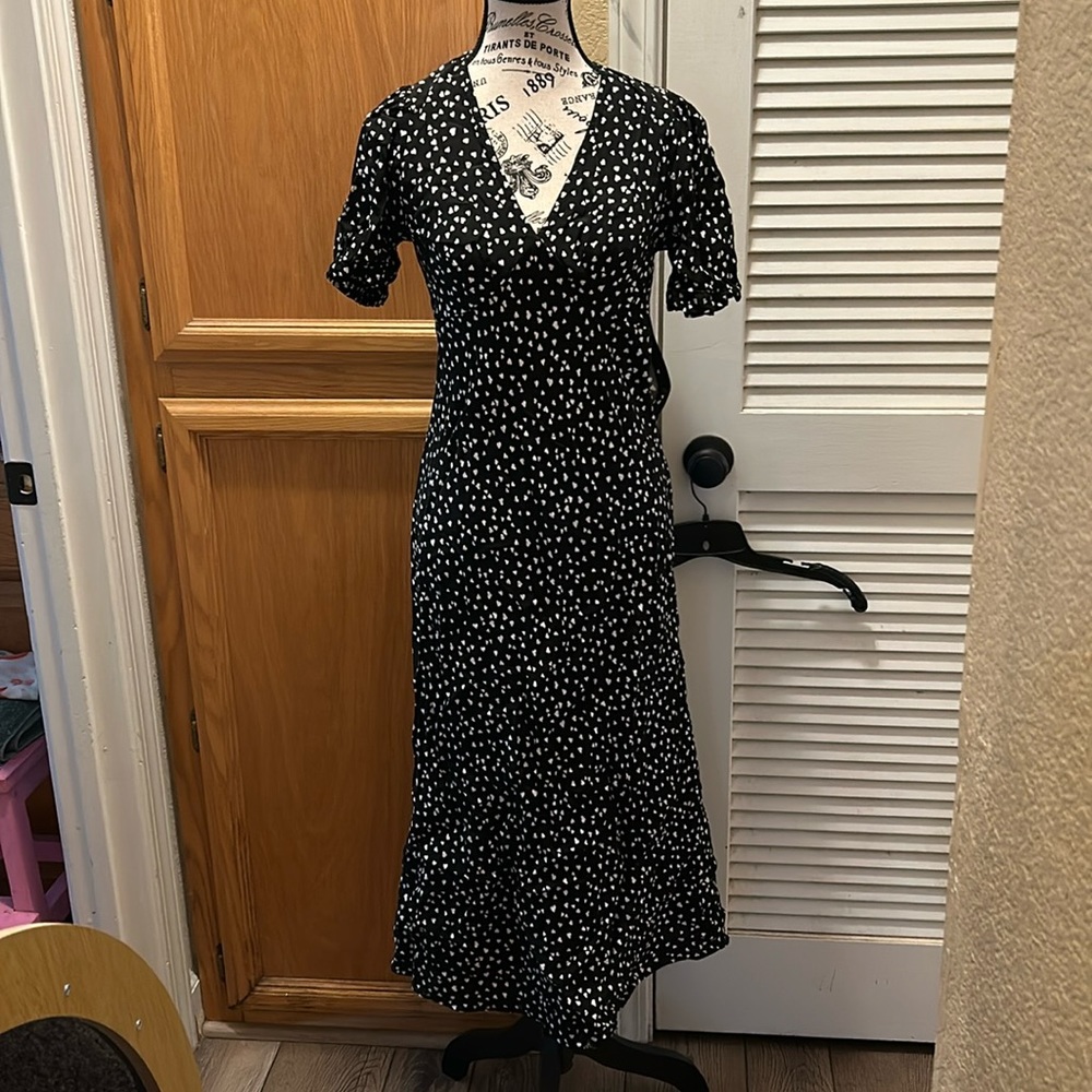 Vneck fitted dress with heart details